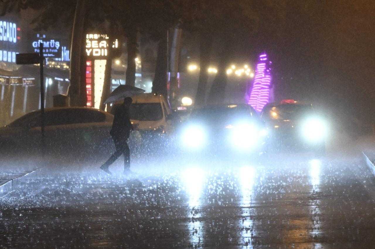 Ankara'yı Sel Aldı! Cadde ve Sokaklar Göle Döndü 5 ankarayi sel aldi cadde ve sokaklar gole dondu 5 paUSnXDM