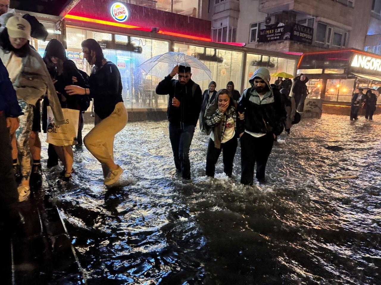 Ankara'yı Sel Aldı! Cadde ve Sokaklar Göle Döndü 6 ankarayi sel aldi cadde ve sokaklar gole dondu 6 Hj2kFPKw