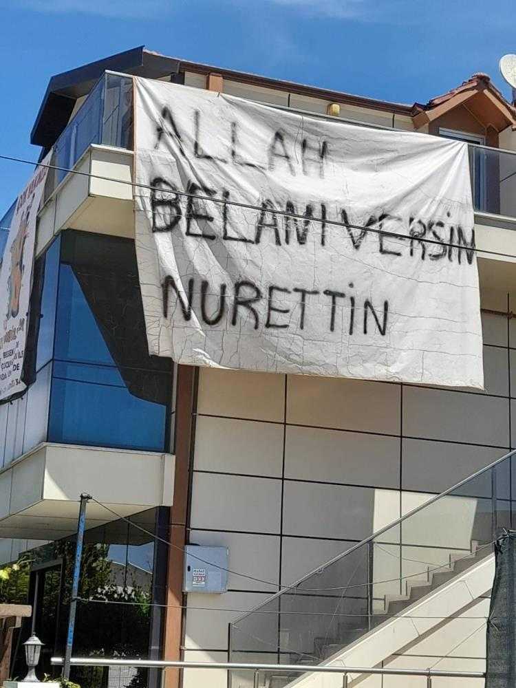 Binaya Asılan Dev Pankartı Gören Dönüp Bir Daha Baktı 1 binaya asilan dev pankarti goren donup bir daha bakti 1 UXTeK6p3