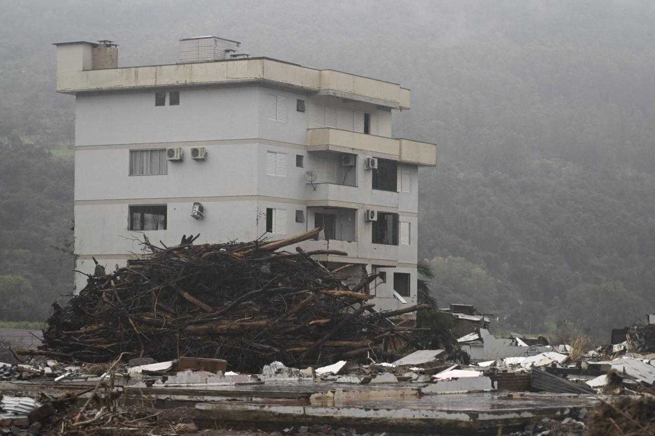 Brezilya'daki Sel Felaketinde Ölenlerin Sayısı 137'ye Çıktı 2 brezilyadaki sel felaketinde olenlerin sayisi 137ye cikti 2 mDYLakKW