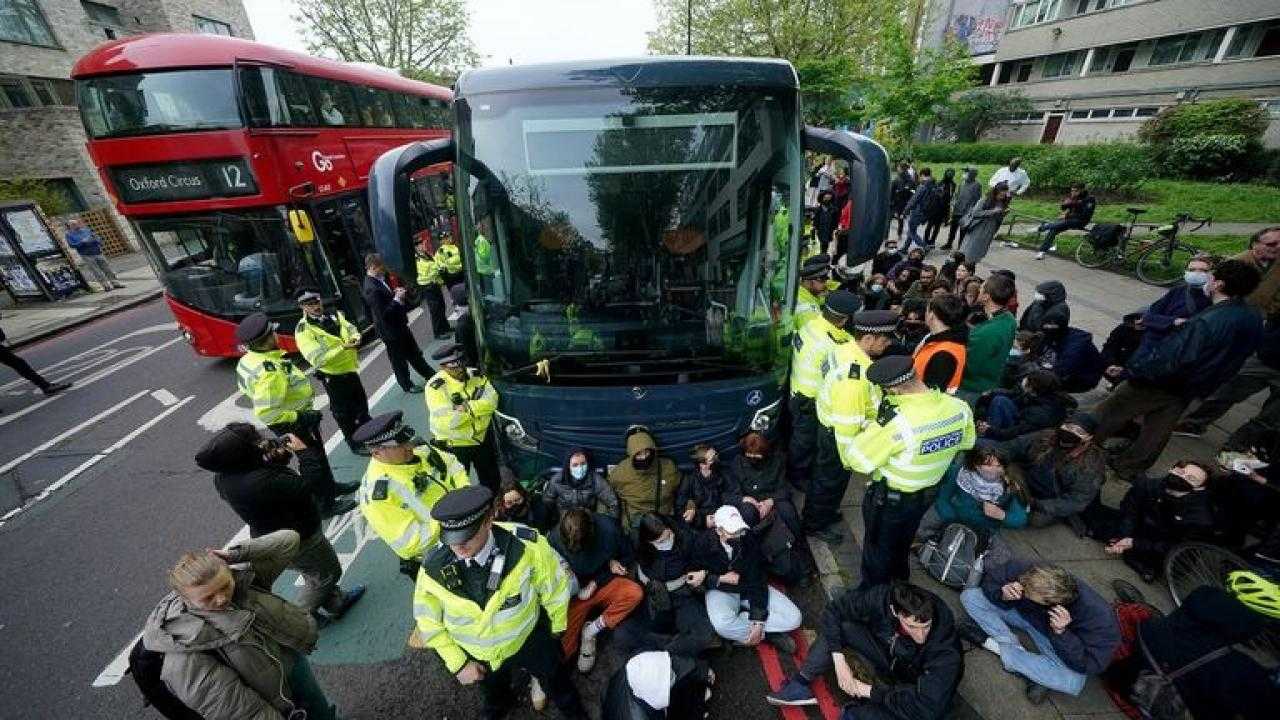 İngiltere’de Yasadışı Göçmenlerin Nakli Protesto Edildi: 45 Gözaltı 1 ingilterede yasadisi gocmenlerin nakli protesto edildi 45 gozalti 0 RJbT33WX