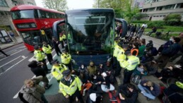 İngiltere’de Yasadışı Göçmenlerin Nakli Protesto Edildi: 45 Gözaltı