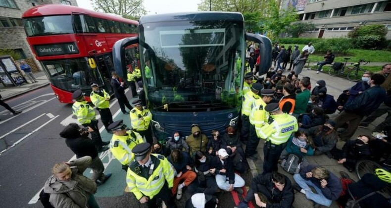 İngiltere’de Yasadışı Göçmenlerin Nakli Protesto Edildi: 45 Gözaltı