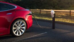 Islak Havlu Kullanarak Tesla’nın Şarj Hızını Artırdılar!