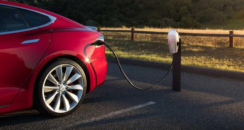 Islak Havlu Kullanarak Tesla’nın Şarj Hızını Artırdılar!
