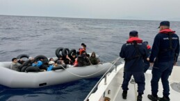İzmir’de Lastik Botlardaki 55 Kaçak Göçmen Karaya Çıkarıldı
