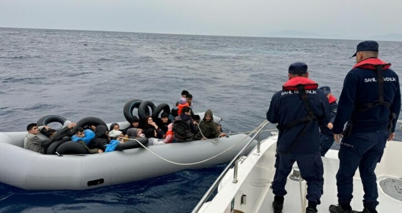 İzmir’de Lastik Botlardaki 55 Kaçak Göçmen Karaya Çıkarıldı
