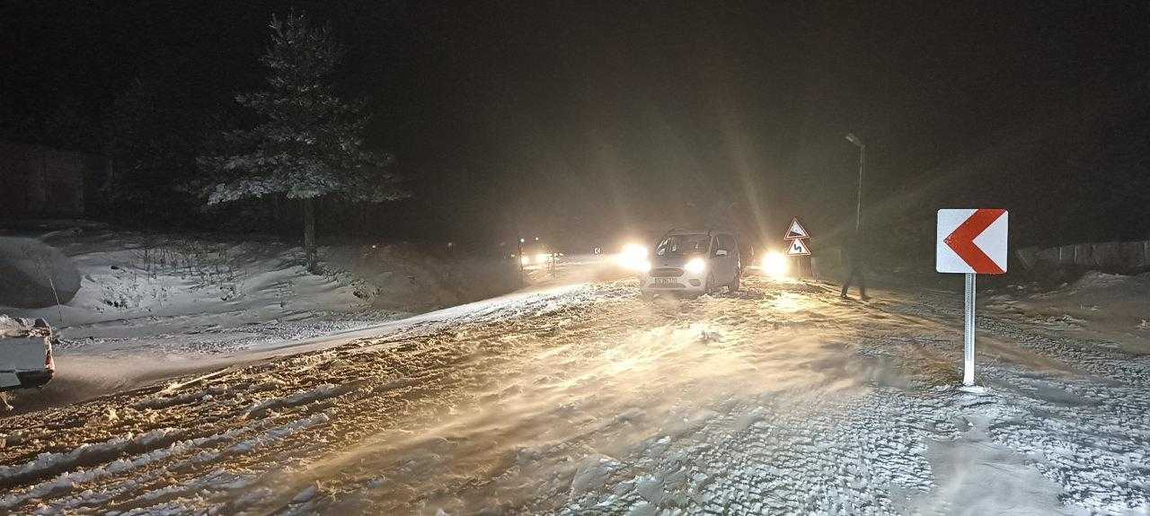 Kastamonu'da Mayıs Ayında Kara Kış: Araçlar Yolda Mahsur Kaldı! 1 kastamonuda mayis ayinda kara kis araclar yolda mahsur kaldi 1 mUX98F7W