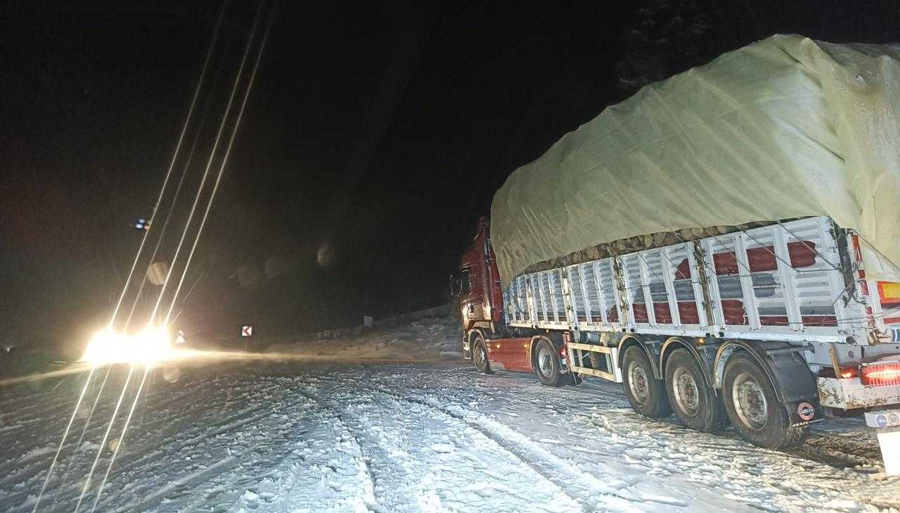 Kastamonu'da Mayıs Ayında Kara Kış: Araçlar Yolda Mahsur Kaldı! 2 kastamonuda mayis ayinda kara kis araclar yolda mahsur kaldi 2