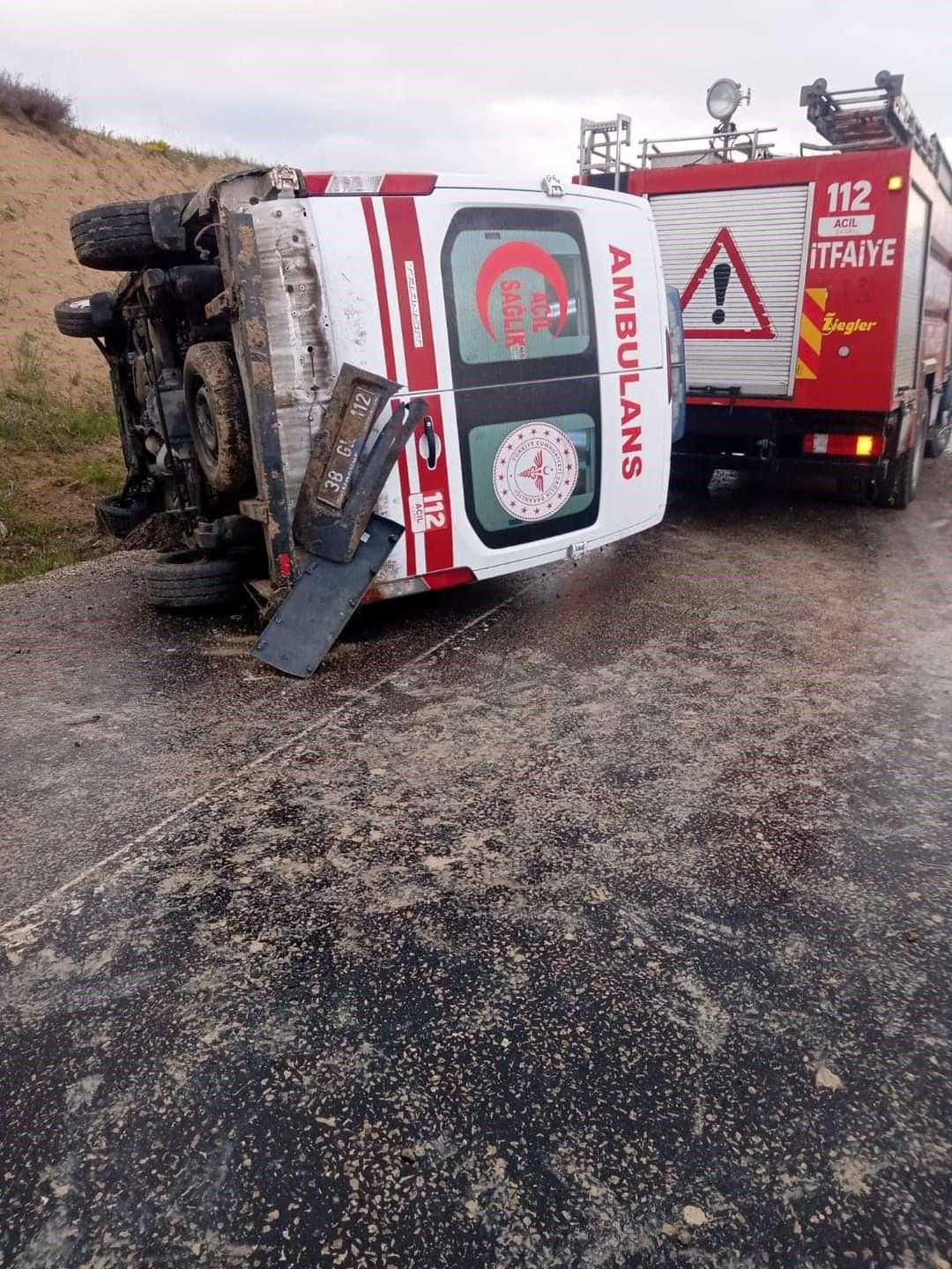 Kayseri'de Kaza İhbarına Giden Ambulans Kaza Yaptı! 3 Yaralı 1 kayseride kaza ihbarina giden ambulans kaza yapti 3 yarali 1