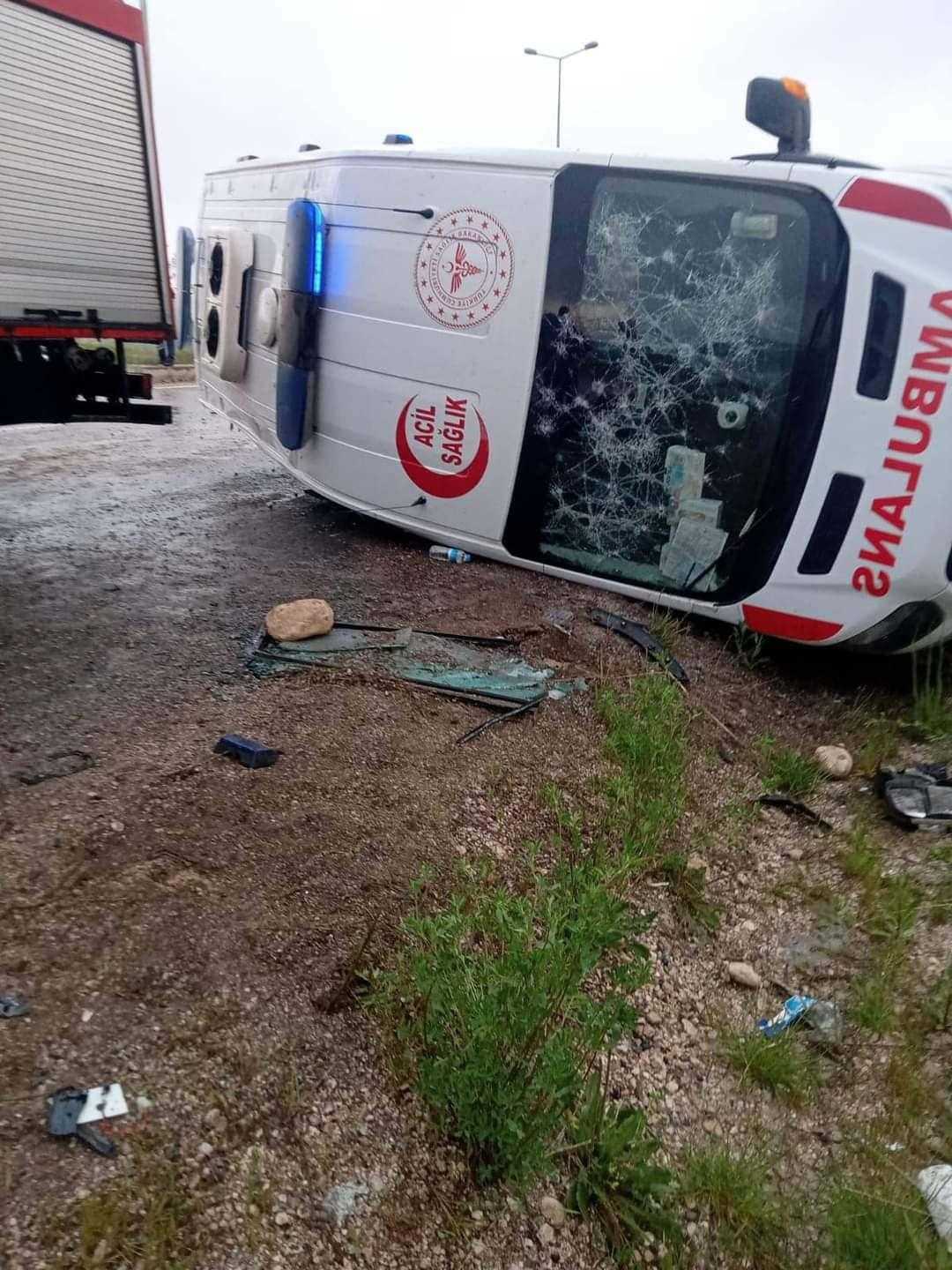 Kayseri'de Kaza İhbarına Giden Ambulans Kaza Yaptı! 3 Yaralı 2 kayseride kaza ihbarina giden ambulans kaza yapti 3 yarali 2 9DLlm3UZ