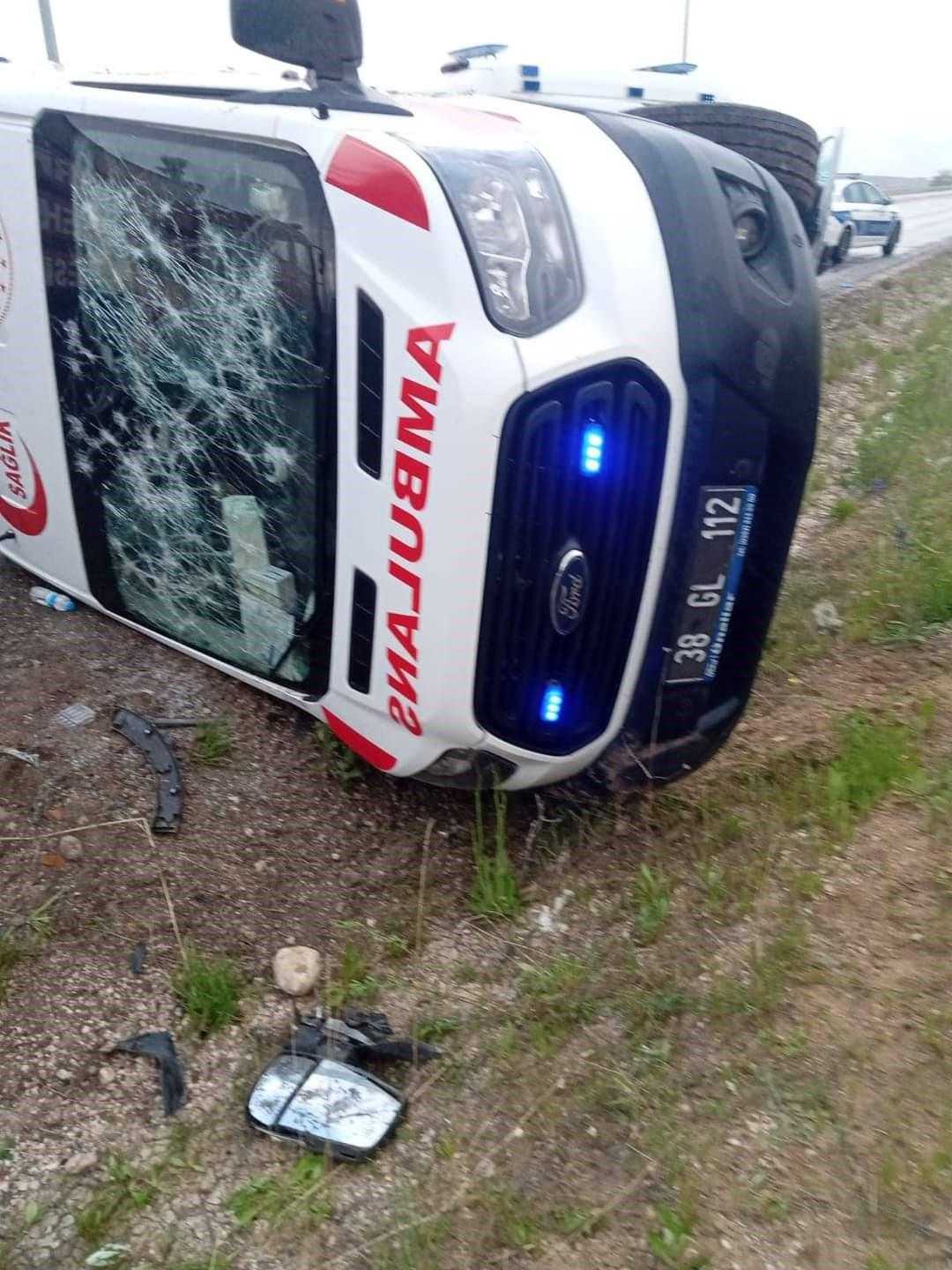Kayseri'de Kaza İhbarına Giden Ambulans Kaza Yaptı! 3 Yaralı 4 kayseride kaza ihbarina giden ambulans kaza yapti 3 yarali 4 JXibfJXe