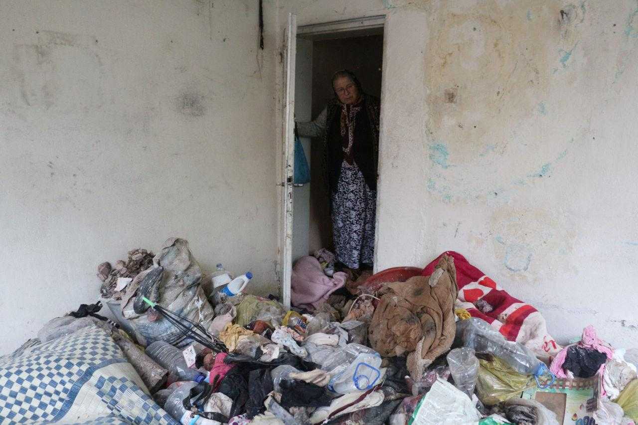Mahkeme Kararıyla Çıkarabildiği Kiracısı, Daireyi Çöp Eve Çevirmiş 1 mahkeme karariyla cikarabildigi kiracisi daireyi cop eve cevirmis 1 lNgkJW9K
