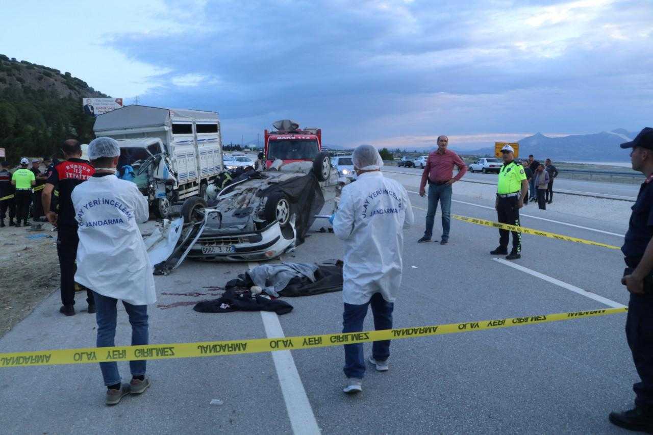 Nişan Alışverişi Dönüşü Kaza: 3 Ölü, 2 Yaralı 1 nisan alisverisi donusu kaza 3 olu 2 yarali 1 8ZPMFglK