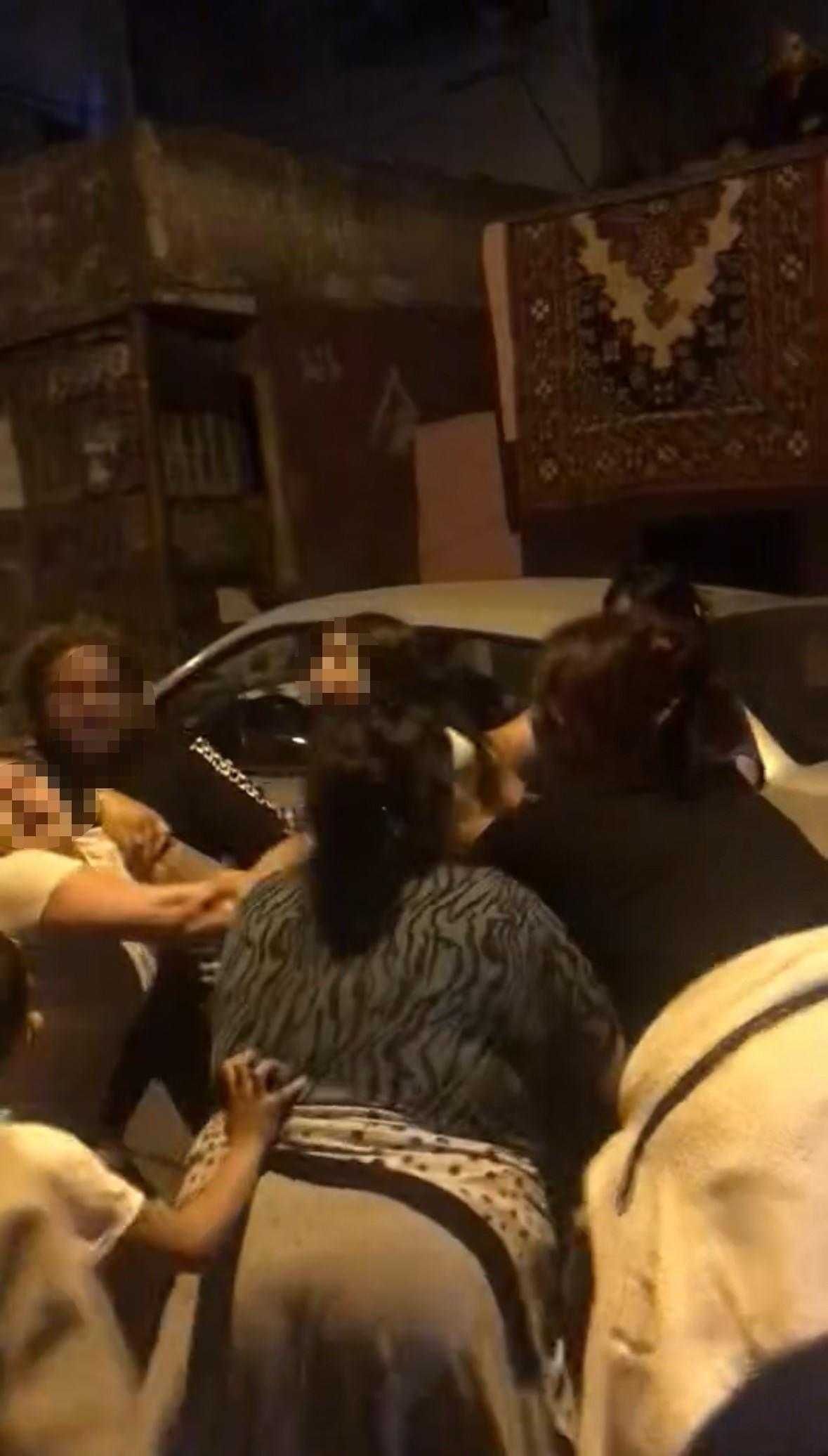 Şişli'de Kadınlardan Saç Saça 'Aldatma' Kavgası! Tekme ve Yumruklar Havada Uçuştu 1 sislide kadinlardan sac saca aldatma kavgasi tekme ve yumruklar havada ucustu 1 u6s314Bw
