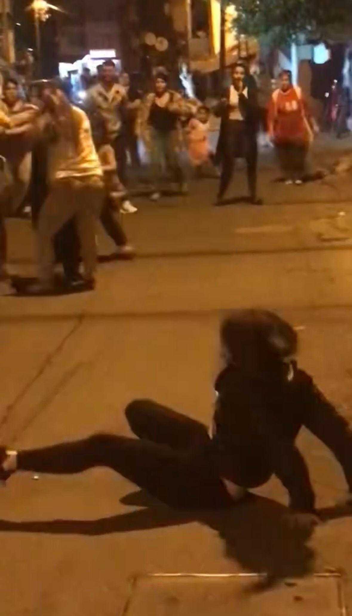 Şişli'de Kadınlardan Saç Saça 'Aldatma' Kavgası! Tekme ve Yumruklar Havada Uçuştu 2 sislide kadinlardan sac saca aldatma kavgasi tekme ve yumruklar havada ucustu 2 I39IKsBy
