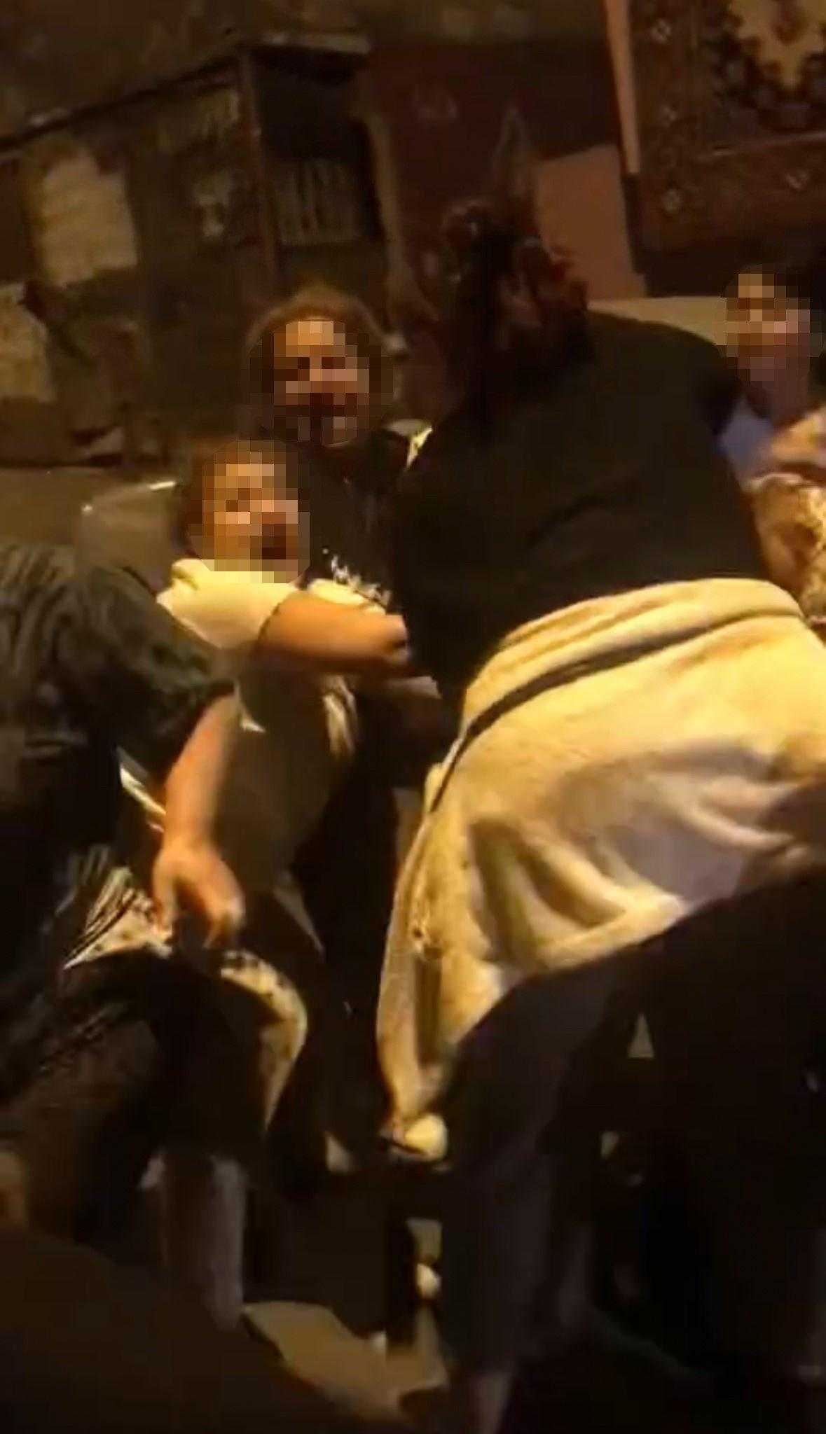 Şişli'de Kadınlardan Saç Saça 'Aldatma' Kavgası! Tekme ve Yumruklar Havada Uçuştu 3 sislide kadinlardan sac saca aldatma kavgasi tekme ve yumruklar havada ucustu 3 hPrjJlji