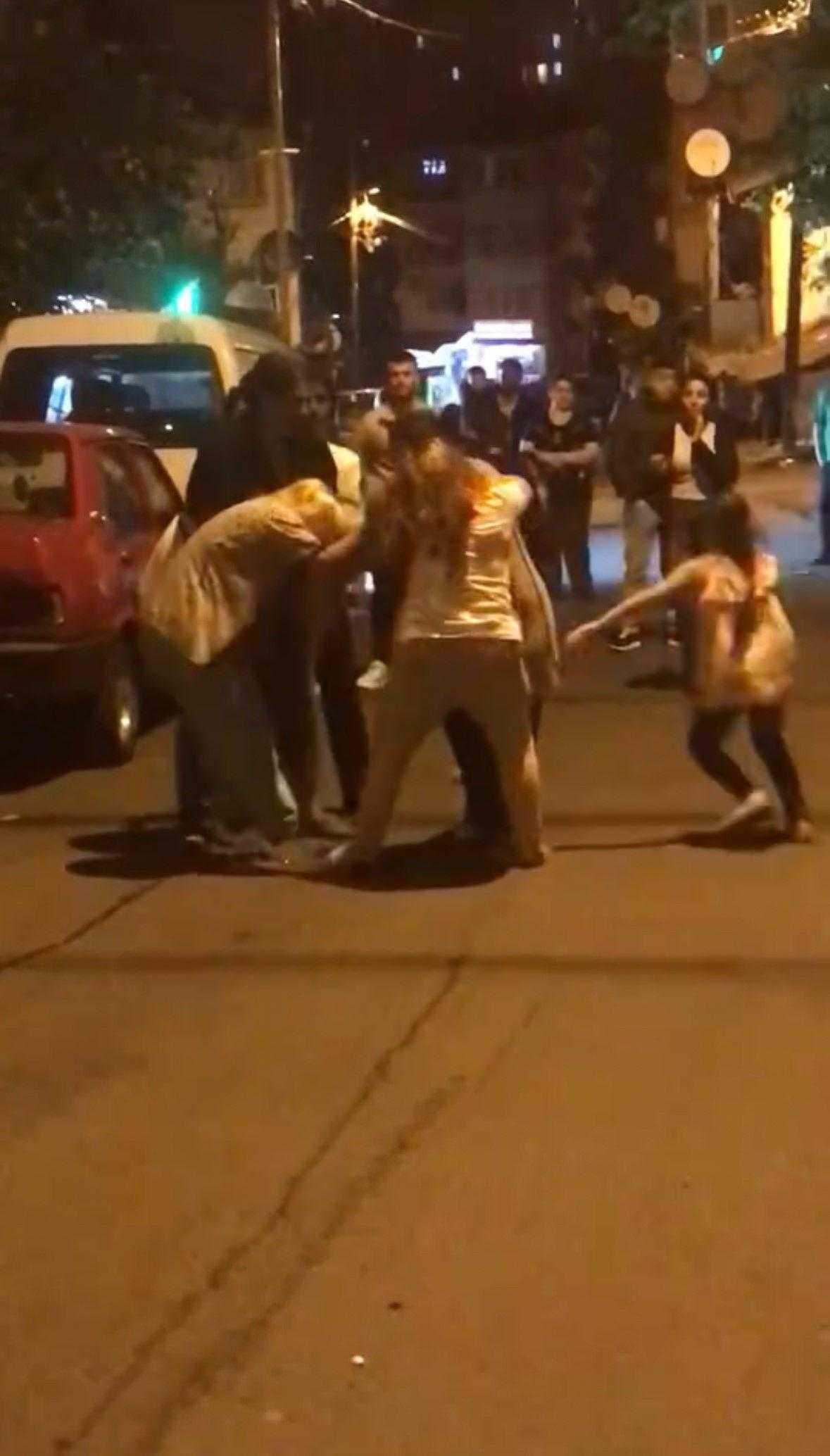 Şişli'de Kadınlardan Saç Saça 'Aldatma' Kavgası! Tekme ve Yumruklar Havada Uçuştu 4 sislide kadinlardan sac saca aldatma kavgasi tekme ve yumruklar havada ucustu 4 gt1Ugc61