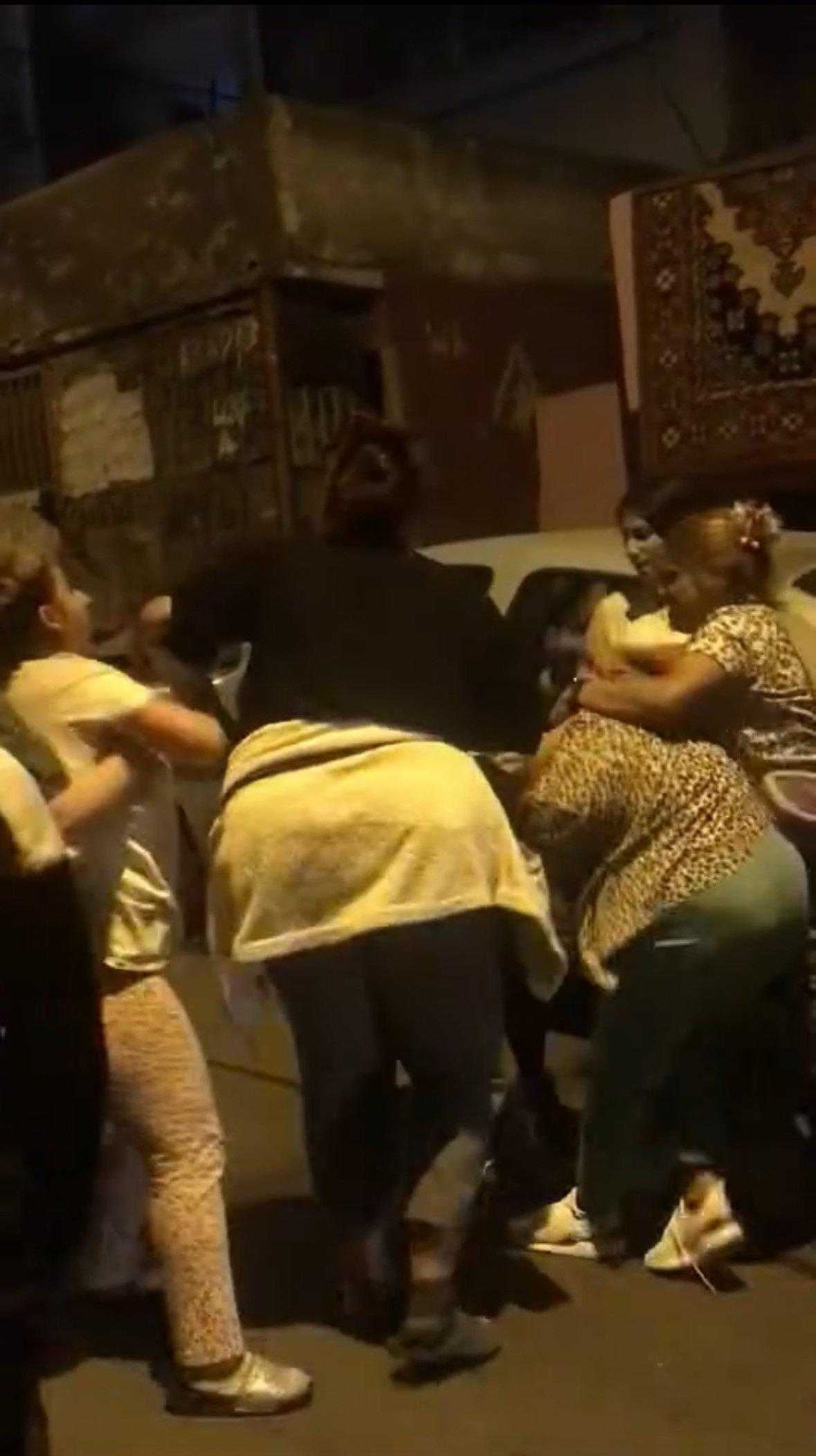 Şişli'de Kadınlardan Saç Saça 'Aldatma' Kavgası! Tekme ve Yumruklar Havada Uçuştu 5 sislide kadinlardan sac saca aldatma kavgasi tekme ve yumruklar havada ucustu 5 l19cbBNl