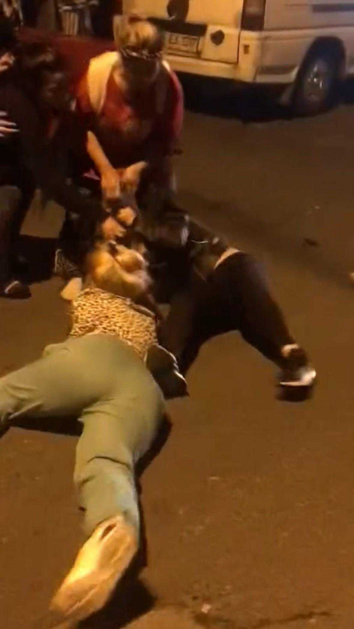 Şişli'de Kadınlardan Saç Saça 'Aldatma' Kavgası! Tekme ve Yumruklar Havada Uçuştu 6 sislide kadinlardan sac saca aldatma kavgasi tekme ve yumruklar havada ucustu 6 hvFGgpZb