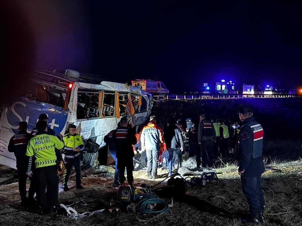 Otobüs Şarampole Devrildi: Ölü ve Yaralılar Var 1 son dakika otobus sarampole devrildi olu ve yaralilar var 1 2hF5W4MR