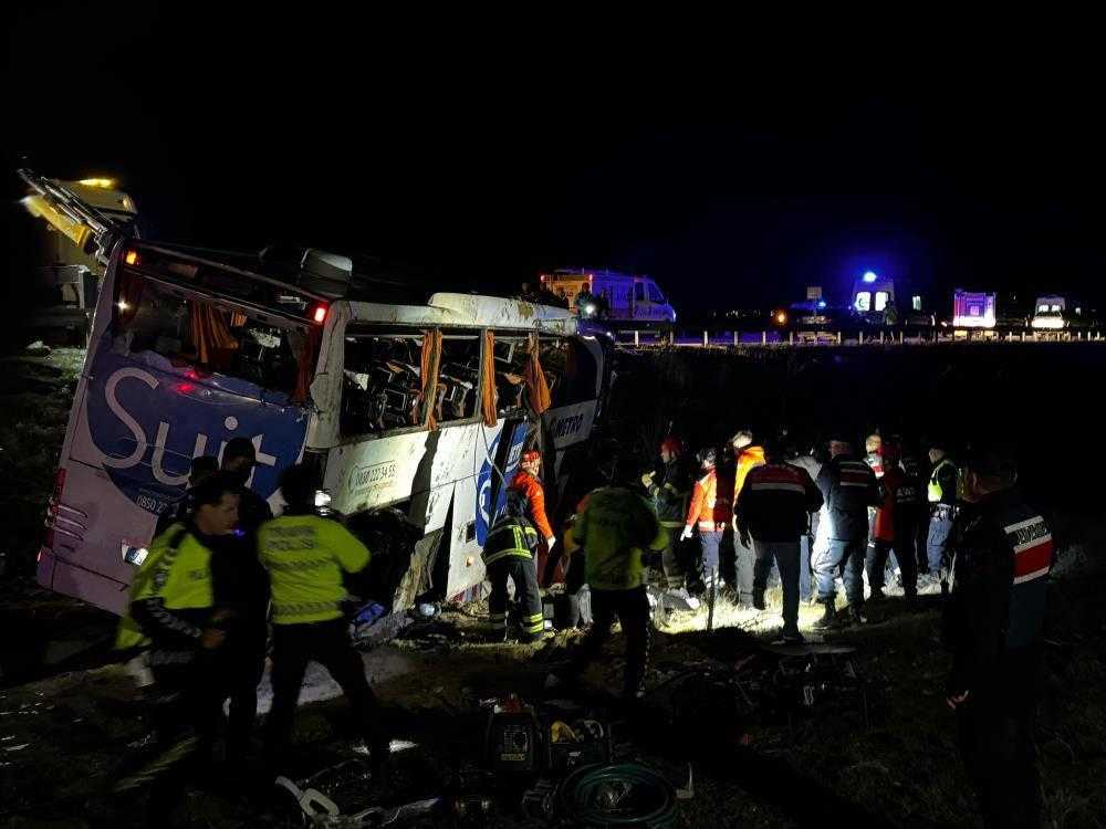 Otobüs Şarampole Devrildi: Ölü ve Yaralılar Var 4 son dakika otobus sarampole devrildi olu ve yaralilar var 4 Ml4Sfpnb