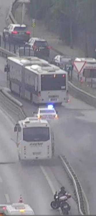 Üsküdar'da Yanan Midibüs Köprü Trafiğini Durdurdu! 1 uskudarda yanan midibus kopru trafigini durdurdu 1 uj6KIaWG
