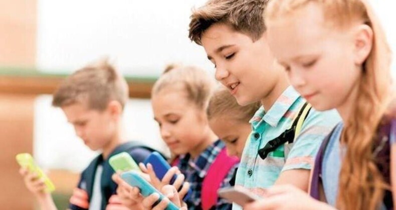 Uzmanlardan 11 Yaş Uyarısı: Cep Telefonu Vermeyin!