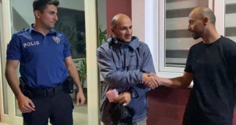 Yolda Bulduğu Çantadan Binlerce Lira Çıktı