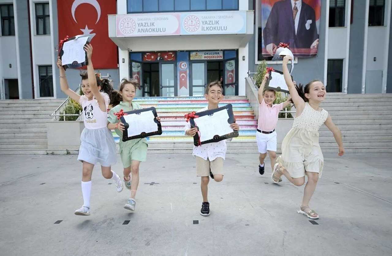 20 Milyon Öğrenci, Okullarda Karne Heyecanı Yaşadı 1 20 Milyon Ogrenci Okullarda Karne Heyecani Yasadi 2