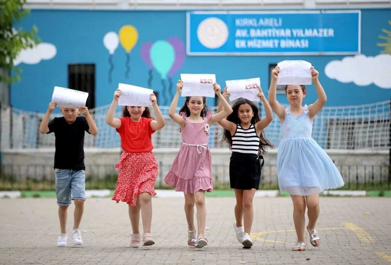 20 Milyon Öğrenci, Okullarda Karne Heyecanı Yaşadı 8 20 Milyon Ogrenci Okullarda Karne Heyecani Yasadi 9