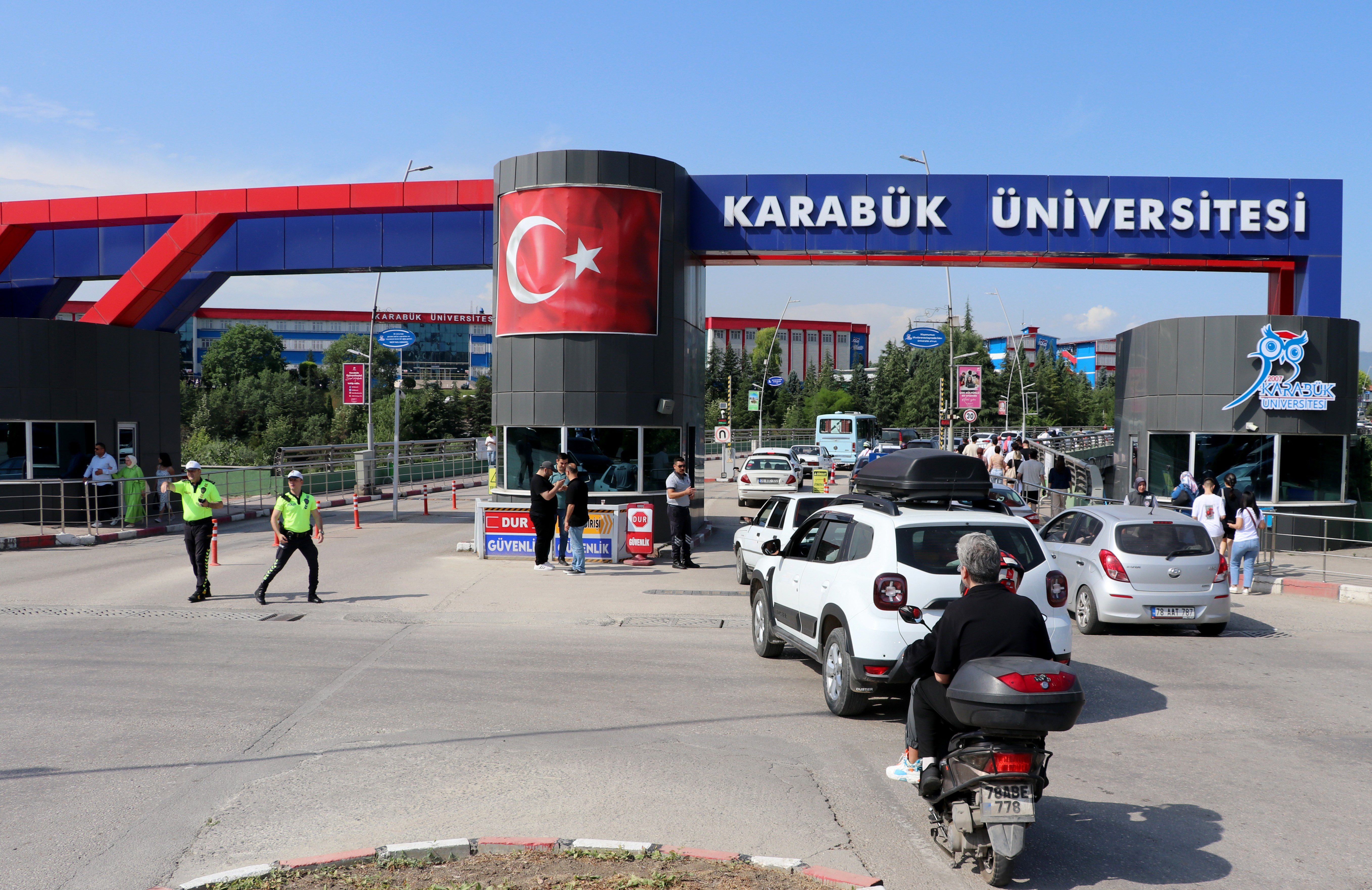 Yine Bir Sınav, Yine Aynı Manzara: Yanlış Okula Gidenler, Kimliğini Unutanlar 3 AA 20240608 34812754 34812746 YKSNIN ILK OTURUMU TEMEL YETERLILIK TESTI