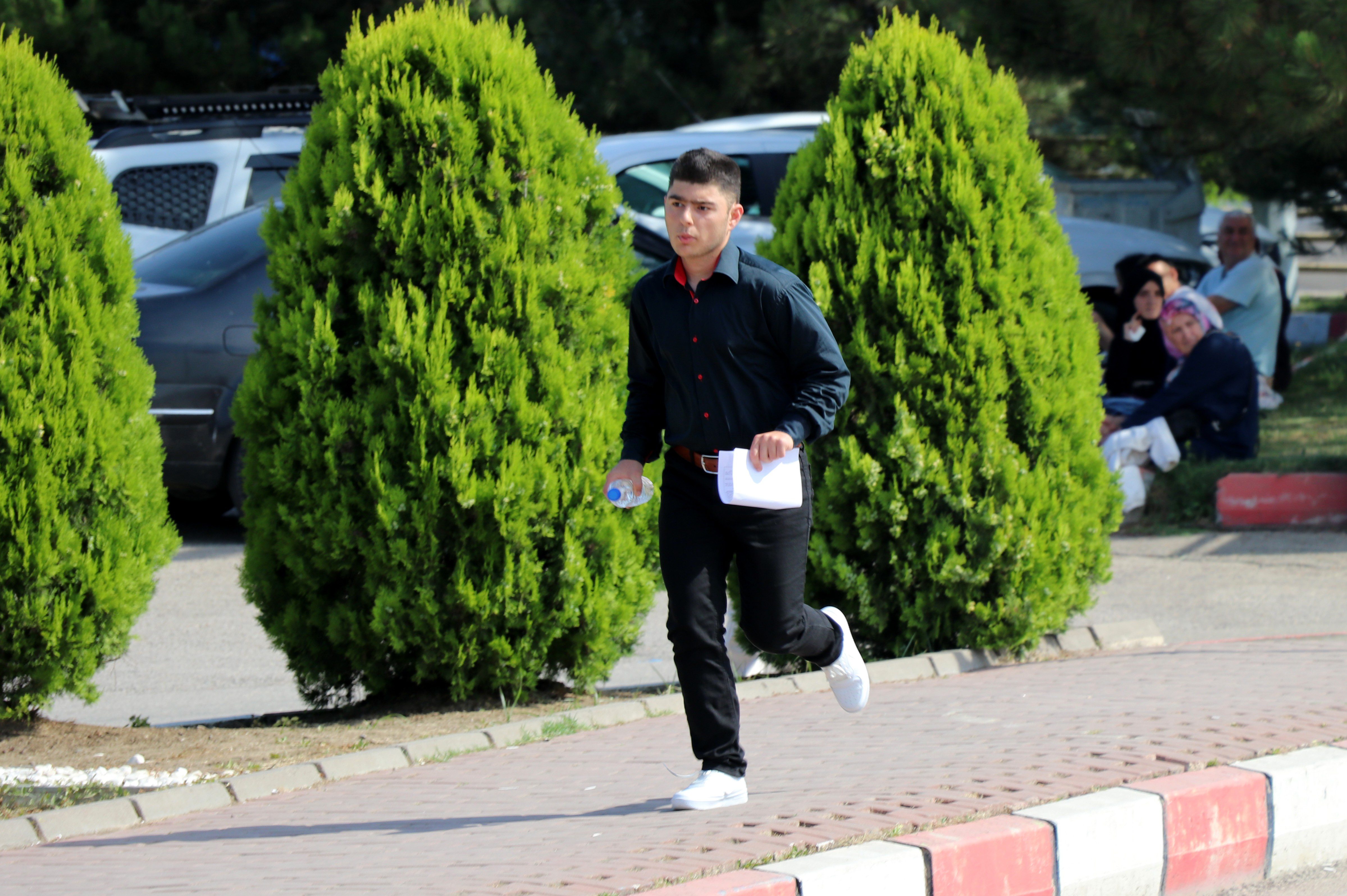 Yine Bir Sınav, Yine Aynı Manzara: Yanlış Okula Gidenler, Kimliğini Unutanlar 7 AA 20240608 34812754 34812750 YKSNIN ILK OTURUMU TEMEL YETERLILIK TESTI