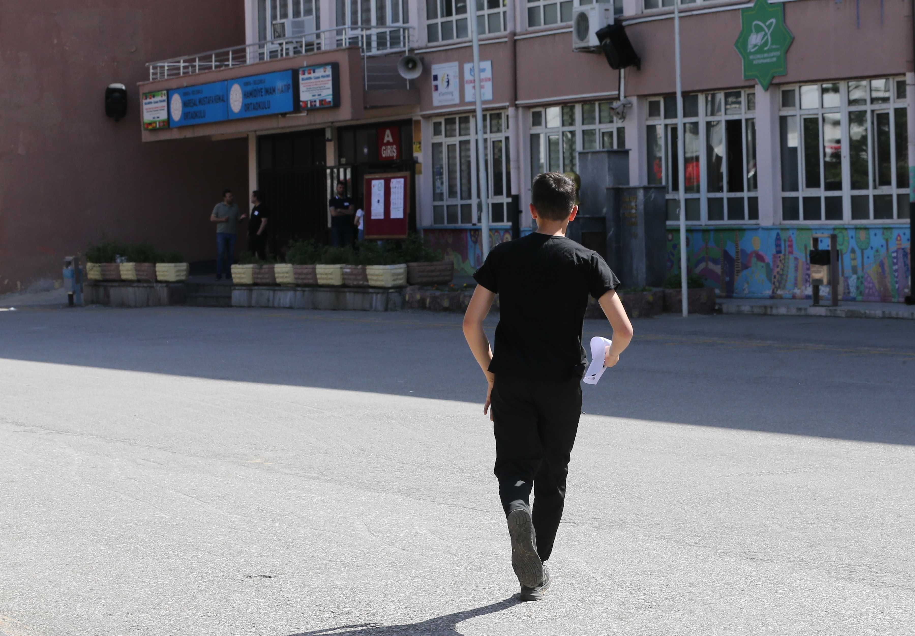 Yine Bir Sınav, Yine Aynı Manzara: Yanlış Okula Gidenler, Kimliğini Unutanlar 8 AA 20240608 34813209 34813207 KONYA VE CEVRE ILLERDE YKSNIN ILK OTURUMU BASLADI