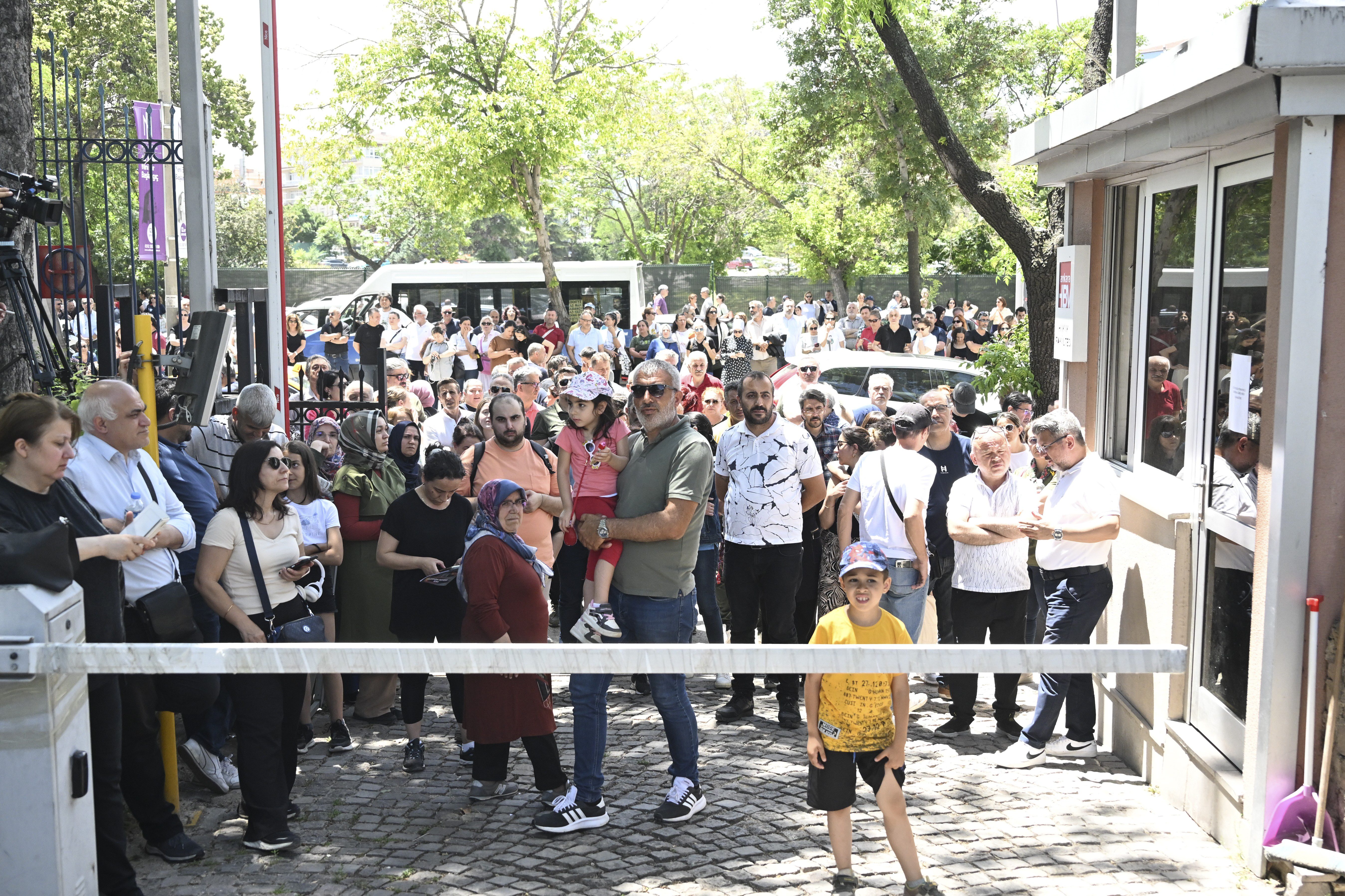 Yine Bir Sınav, Yine Aynı Manzara: Yanlış Okula Gidenler, Kimliğini Unutanlar 1 AA 20240608 34814604 34814582 YKSDE ILK OTURUM TYT SONA ERDI