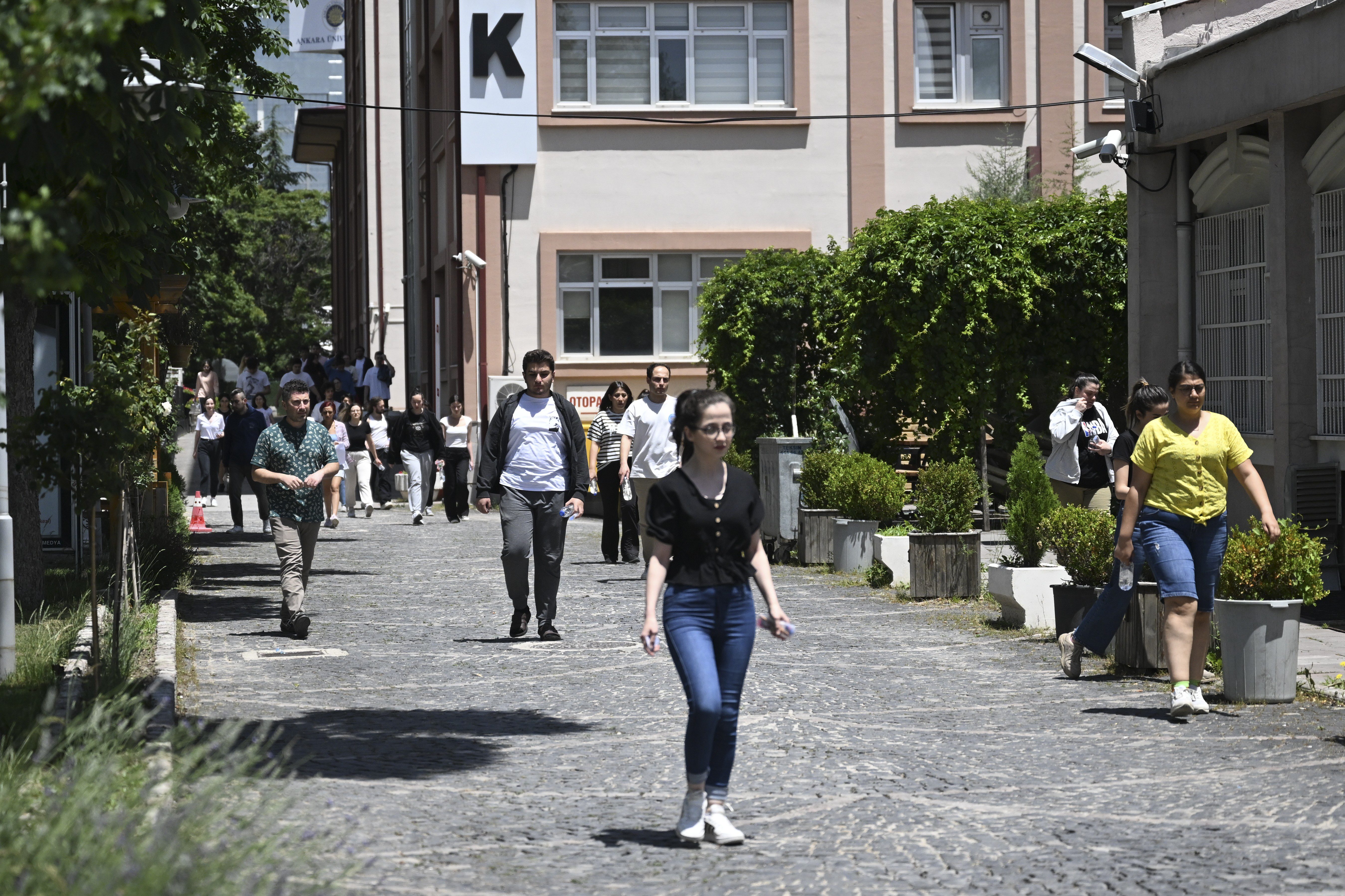 Yine Bir Sınav, Yine Aynı Manzara: Yanlış Okula Gidenler, Kimliğini Unutanlar 6 AA 20240608 34814604 34814583 YKSDE ILK OTURUM TYT SONA ERDI
