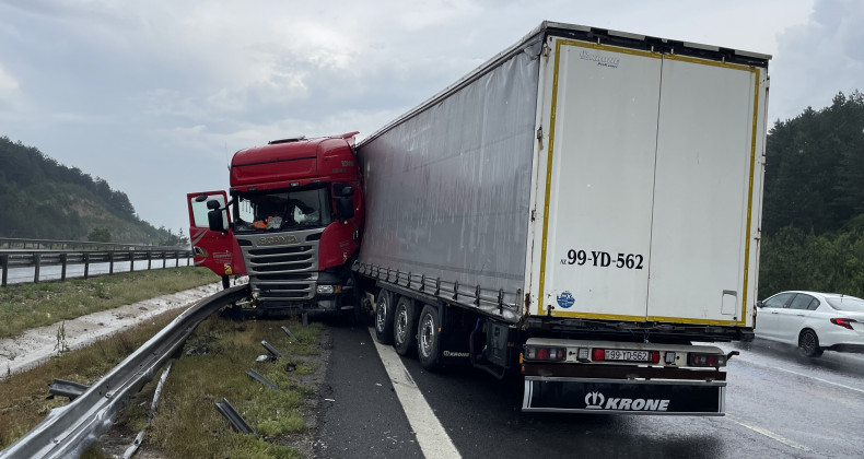 Bolu’da Tır Bariyere Çarptı: Sürücü Yaralandı