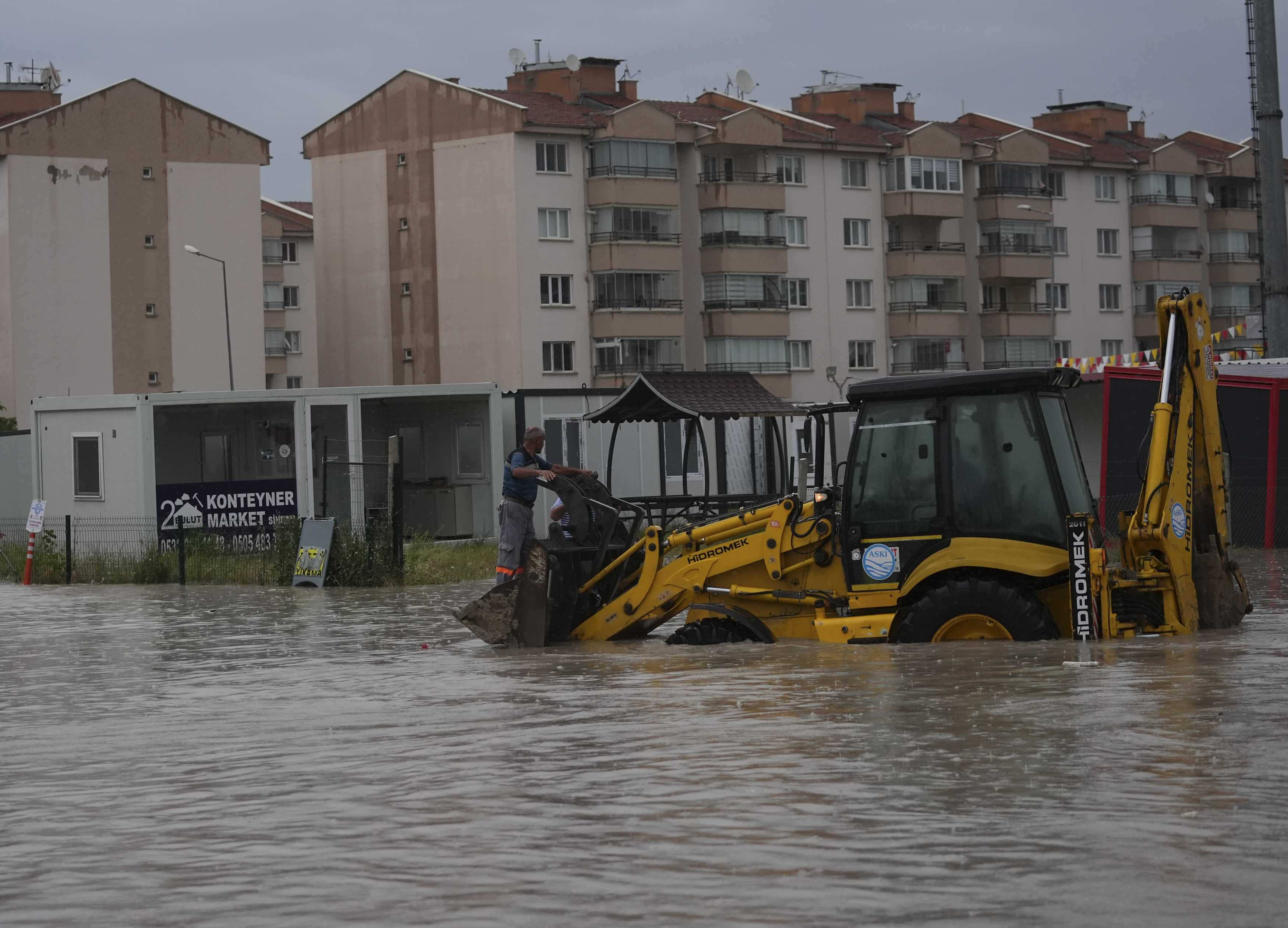 Ankara'da Sağanak Yağış Felaketi: Araçlar Sular Altında Kaldı! 10 AA 20240608 34818070 34818057 ANKARADA SAGANAK