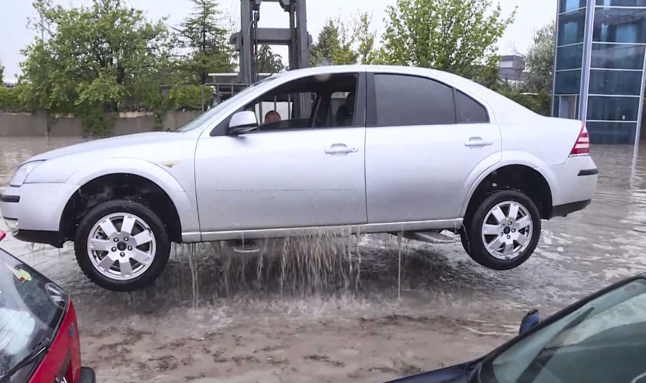 Ankara'da Sağanak Yağış Felaketi: Araçlar Sular Altında Kaldı! 14 AA 20240608 34818402 34818397 ANKARADA SAGANAK NEDENIYLE AYAS YOLUNDA COK SAYIDA ARAC SUDA KALDI