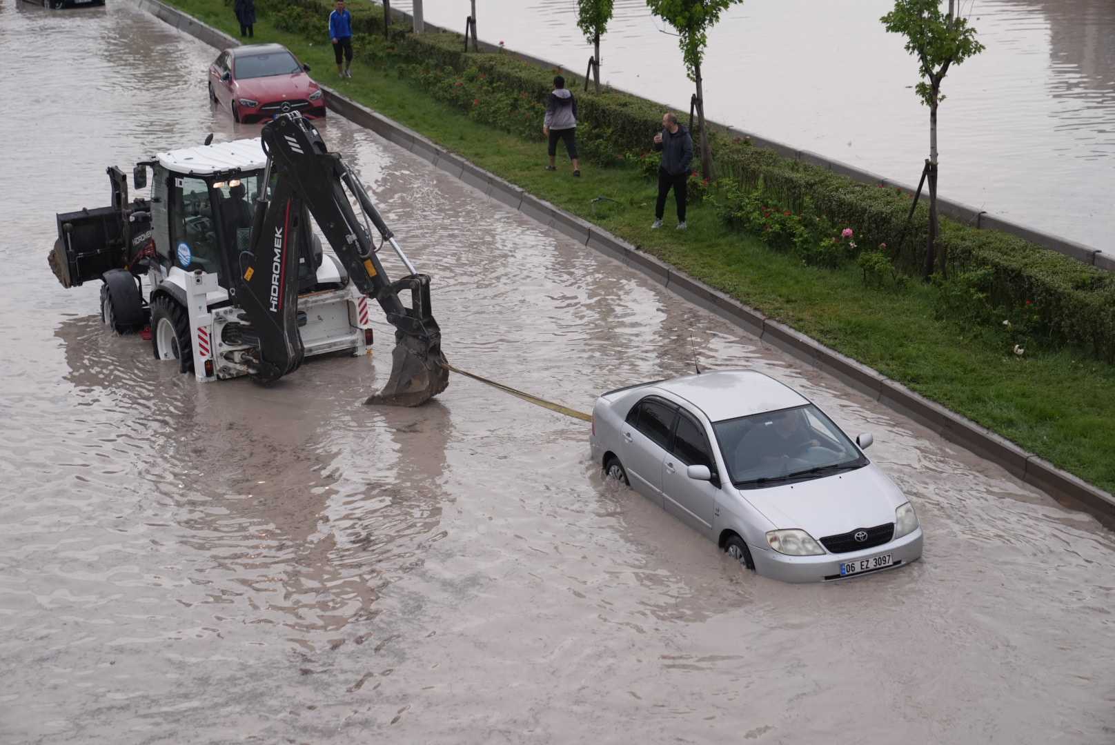 Ankara'da Sağanak Yağış Felaketi: Araçlar Sular Altında Kaldı! 6 AA 20240608 34818486 34818483 ANKARADA SAGANAK