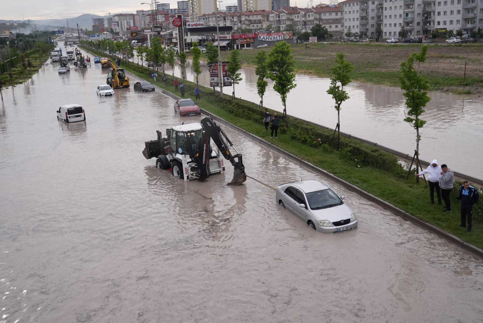 Ankara'da Sağanak Yağış Felaketi: Araçlar Sular Altında Kaldı! 12 AA 20240608 34818486 34818484 ANKARADA SAGANAK