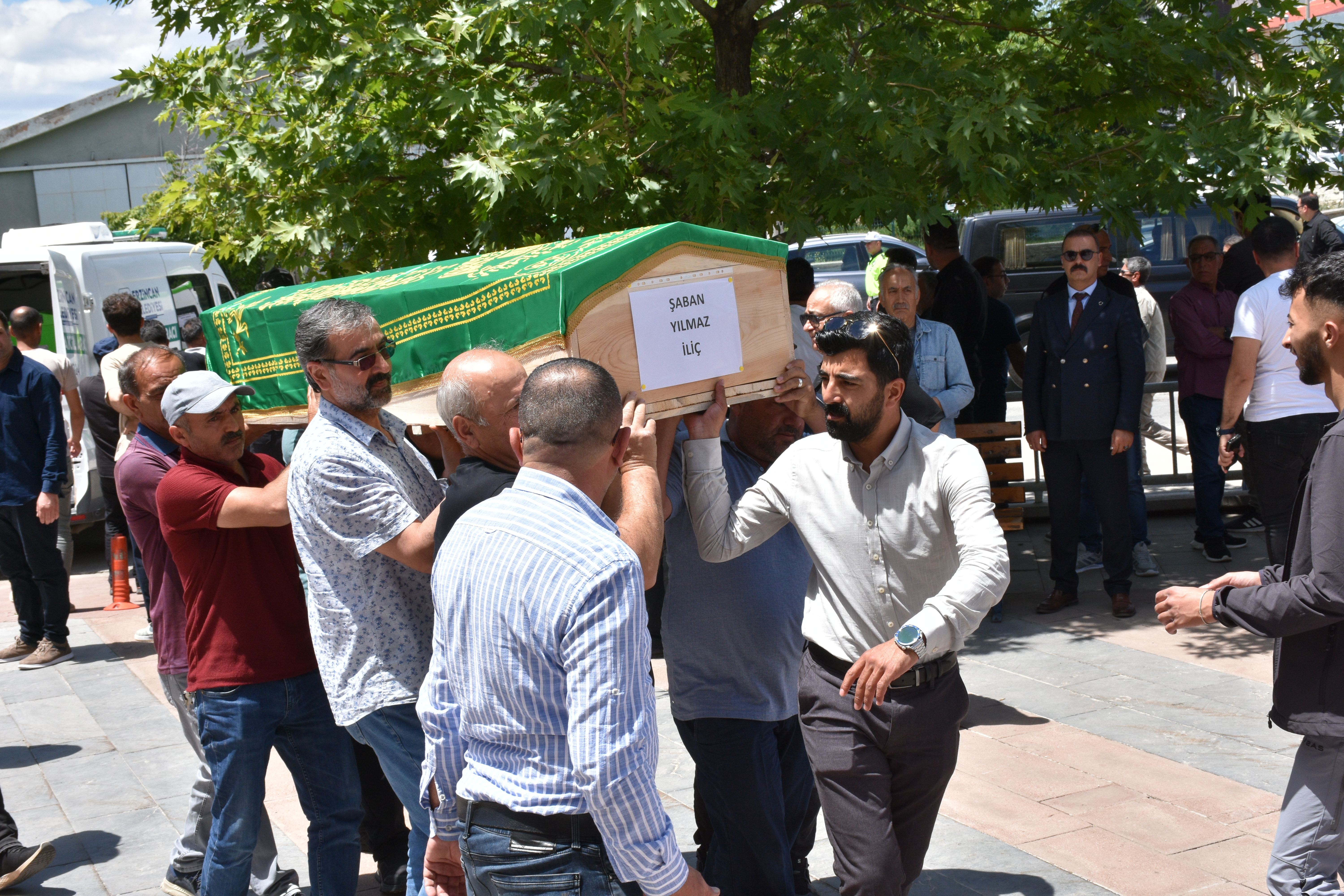 Erzincan İliç'teki Heyelanda Kalan Son İşçilerin Cenazelerine Ulaşıldı 2 AA 20240610 34833207 34833203 ILICTEKI HEYELANDA TOPRAK ALTINDA KALAN SON 5 ISCI ICIN CENAZE TORENI DUZENLENDI