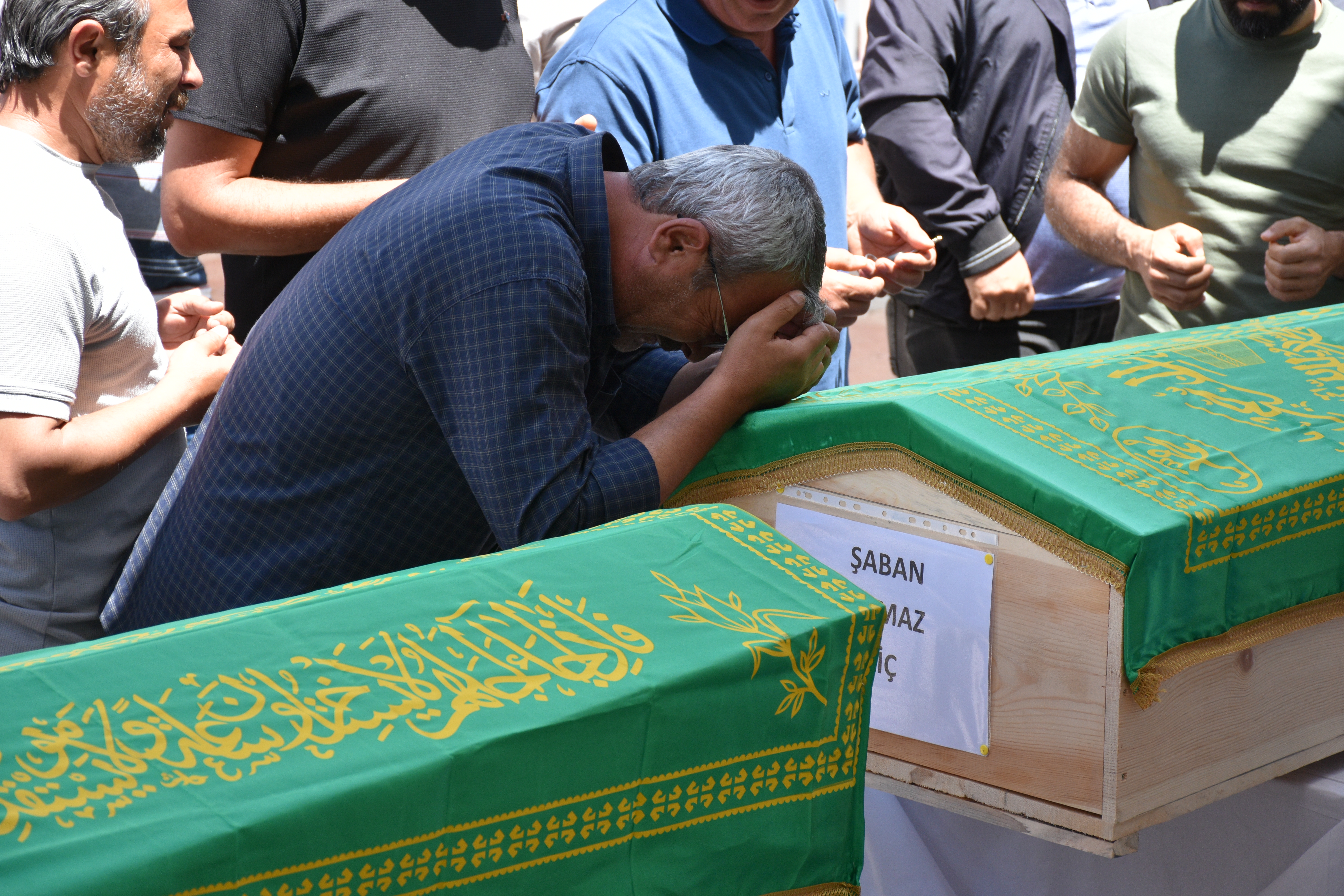 Erzincan İliç'teki Heyelanda Kalan Son İşçilerin Cenazelerine Ulaşıldı 3 AA 20240610 34833207 34833204 ILICTEKI HEYELANDA TOPRAK ALTINDA KALAN SON 5 ISCI ICIN CENAZE TORENI DUZENLENDI