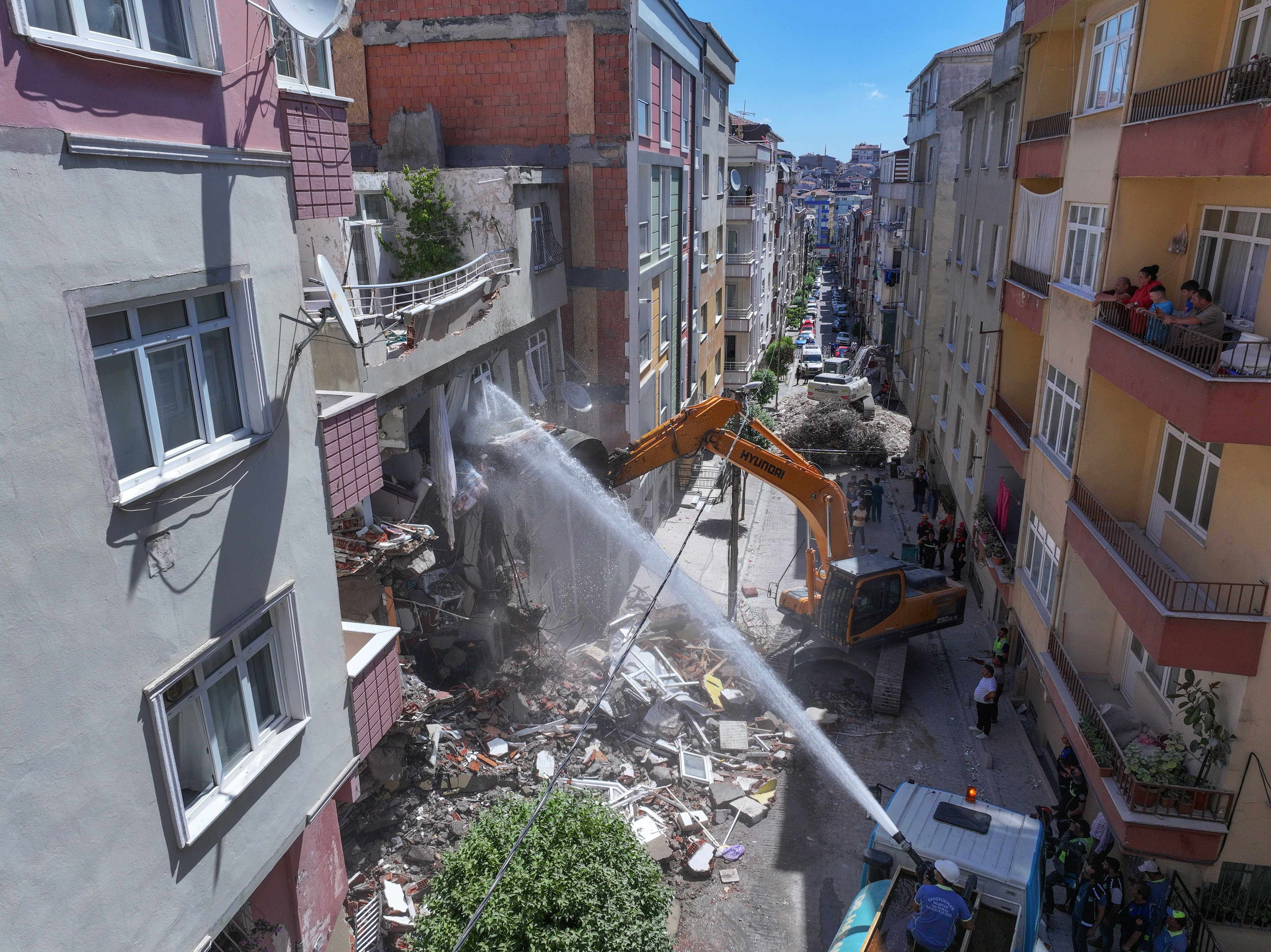 Bahçelievler'de 4 Katlı Binanın Çatısı Çöktü! 5 AA 20240627 34985694 34985691 BAHCELIEVLERDE 7 KATLI BINA KISMEN COKTU