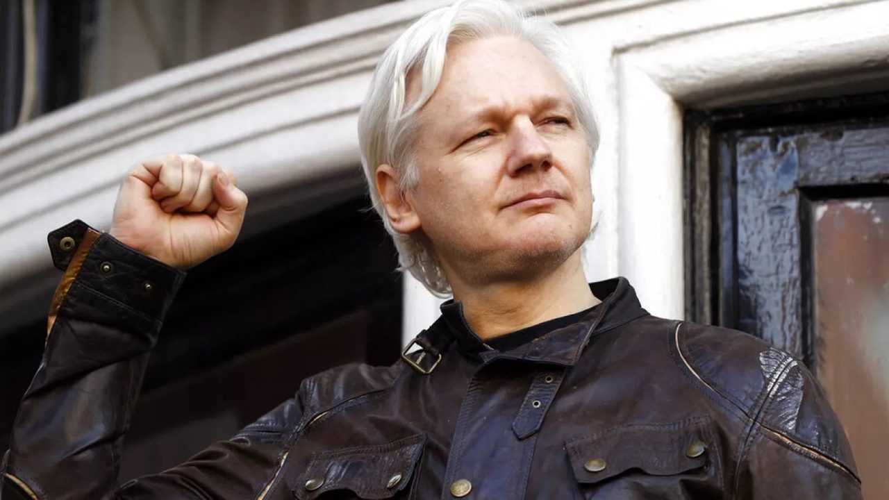 Assange: WikiLeaks ve Özgürlük Yolculuğu 1 Assange WikiLeaks ve Ozgurluk Yolculugu 2