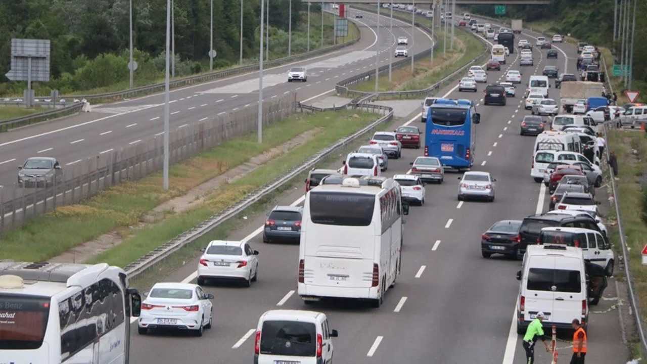 Bolu Duzce Yollari Bayram Trafigi Ile Tikandi 3