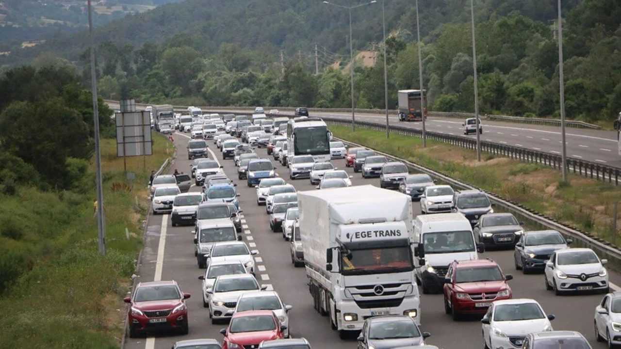 Bolu Duzce Yollari Bayram Trafigi Ile Tikandi 4