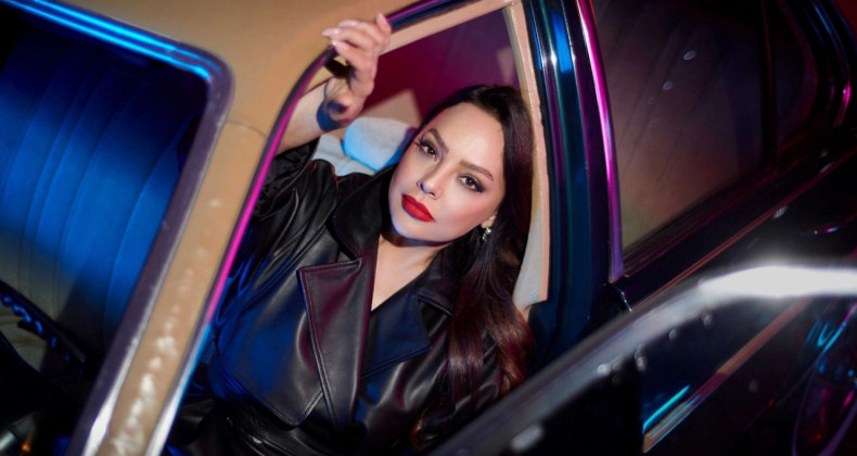 Ebru Gündeş: Moda ve Müzik Harikası Dünden Beri Klibi