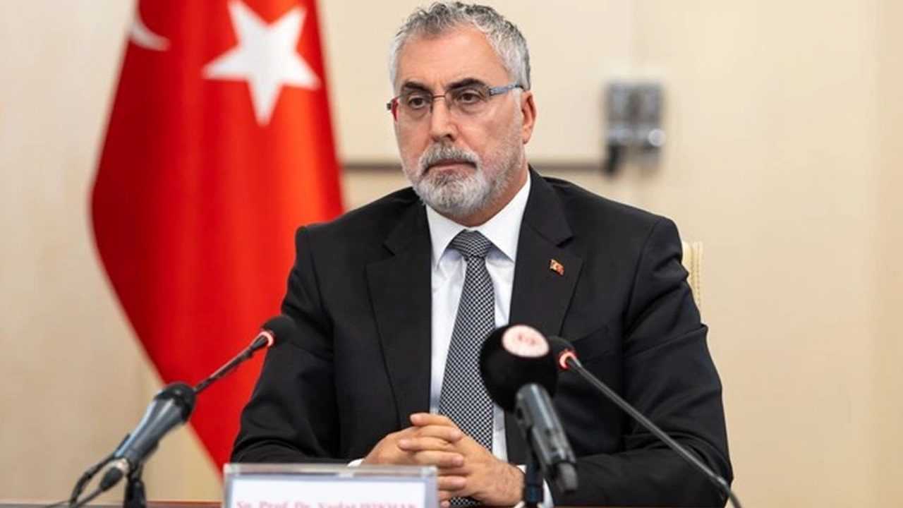 Memur Maaşlarında Zam Heyecanı: İşte Tahmini Rakamlar 2 Memur ve emekliye zam icin yeni tarih verildi En dusuk memur ve emekli maasi ne kadar olacak Bakan Vedat Isikhan son dakika acikladi