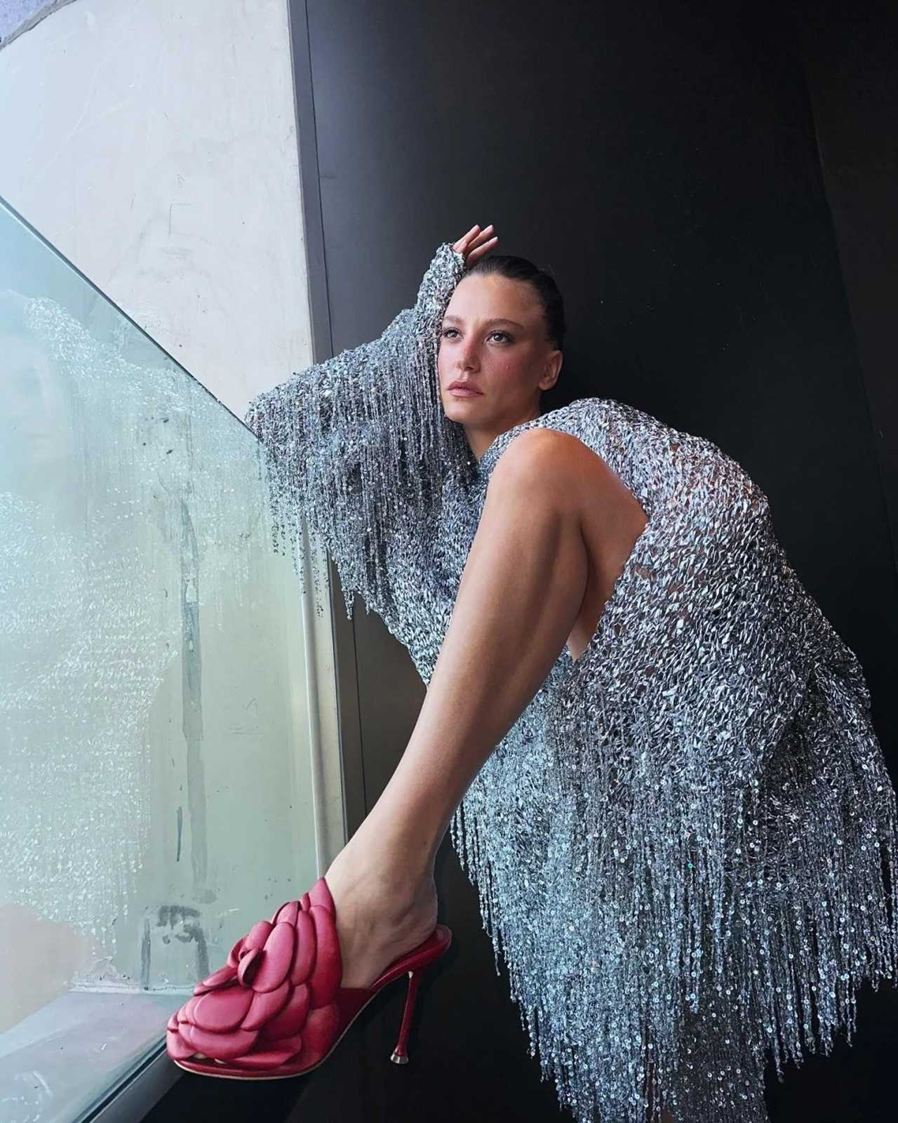 Serenay Sarikaya Moda Dunyasini Alev Alev Yakiyor 1